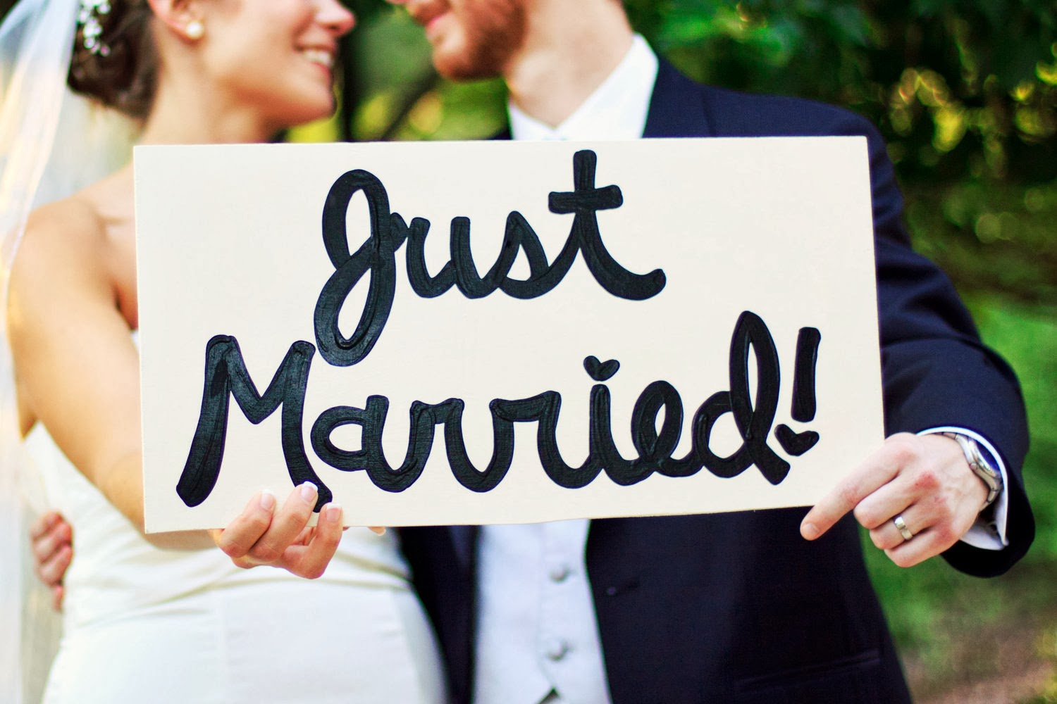 фотосессия в стиле just married. Just married надпись. машина с надписью just married. кабриолет just married. романтичная табличка.