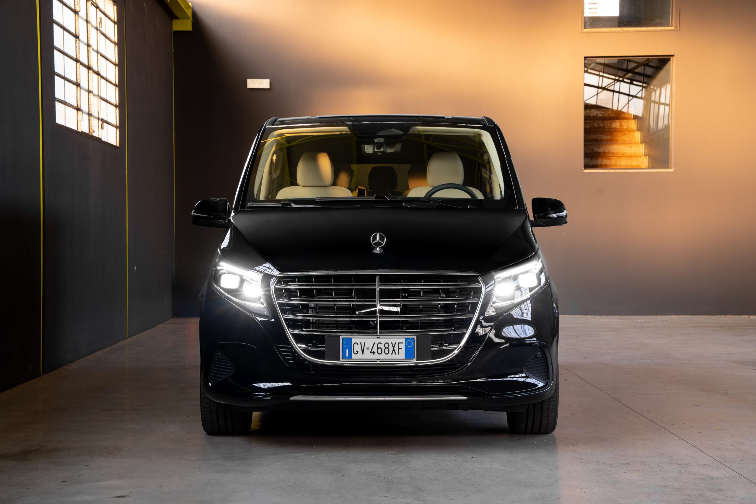 Luxury Mercedes Sprinter 8 posti NCC Milano Malpensa ICare Limo